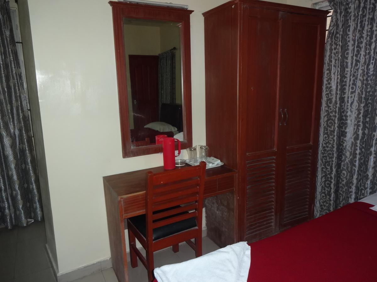 Hotel Sea Shell Park Chennai Esterno foto